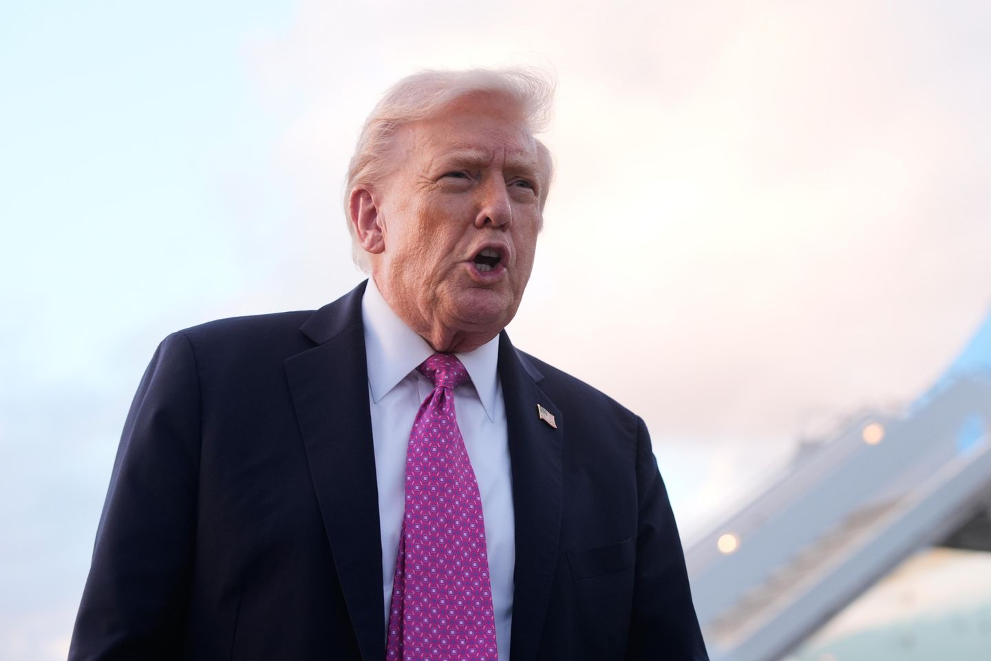 Trump Halts Aid to Colombia, Accuses President of Drug Trafficking