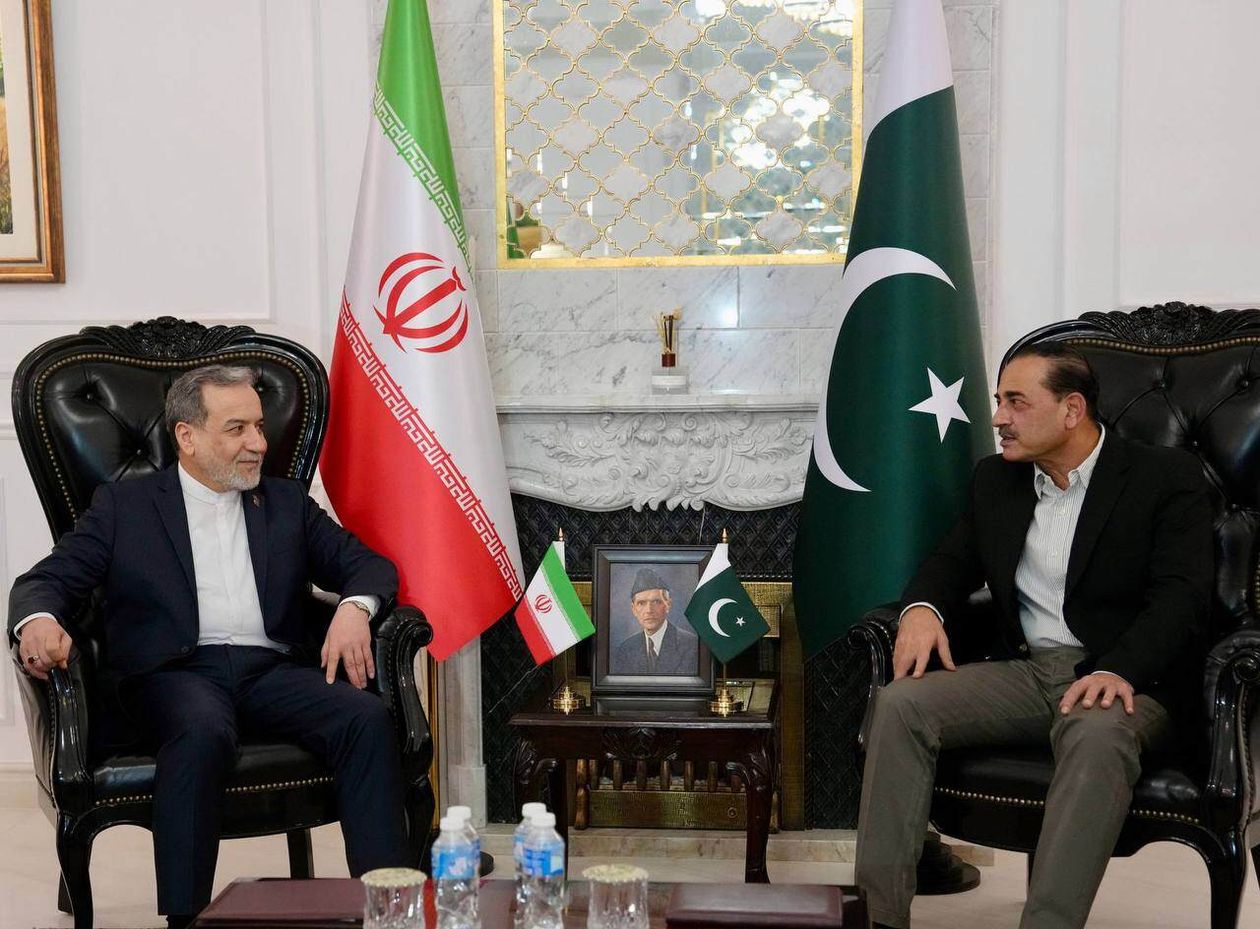 Iran's Foreign Minister Returns to Pakistan for Peace Talks Amid U.S. Absence