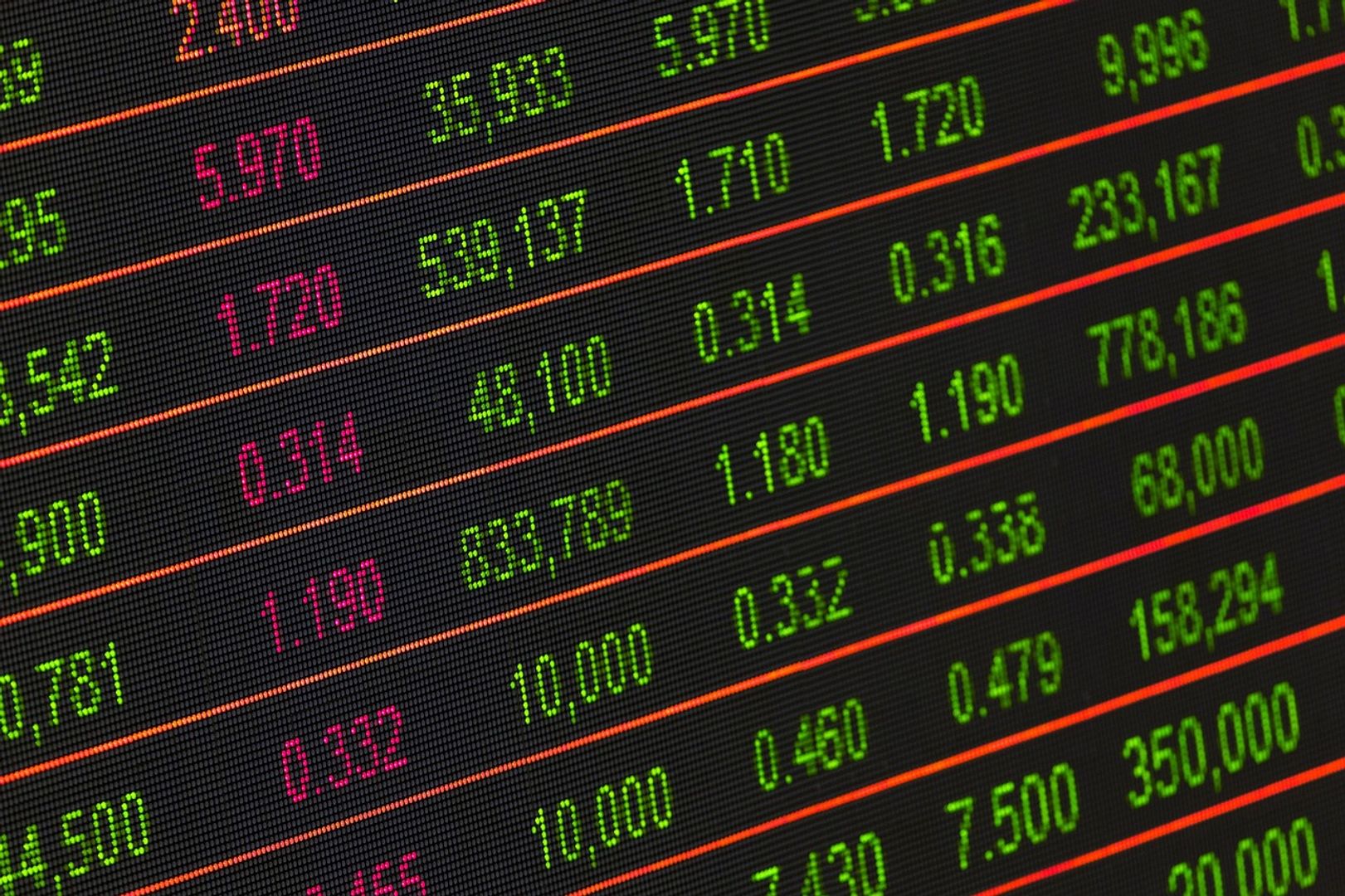 Cryptocurrency Market Sees Volatility Amid Dollar Strength