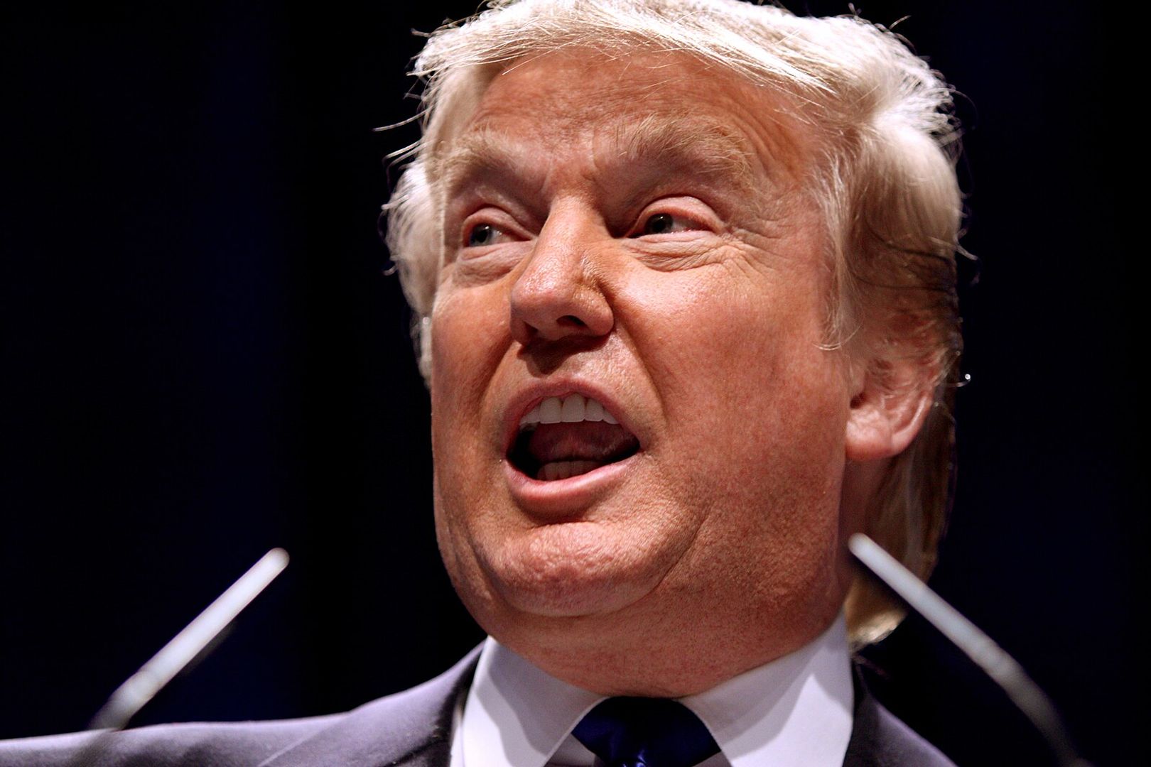 Crypto Market Faces $300M Liquidations Amid Trump Tariff Threats