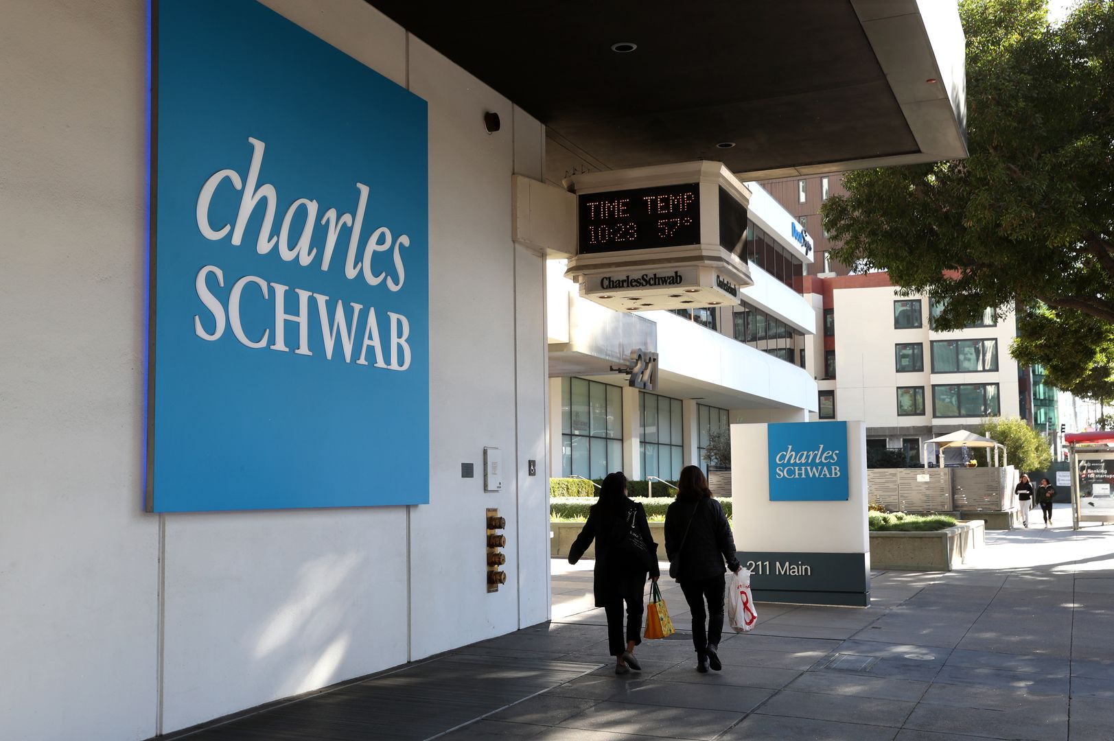 Schwab to Launch Bitcoin and Ether Trading in First Half of 2026