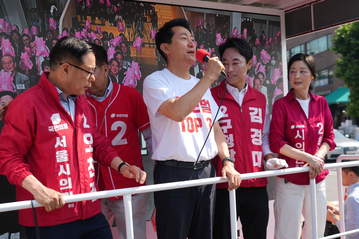 South Koreans Head to Polls in Crucial Local Elections Amid President Lee's First Year