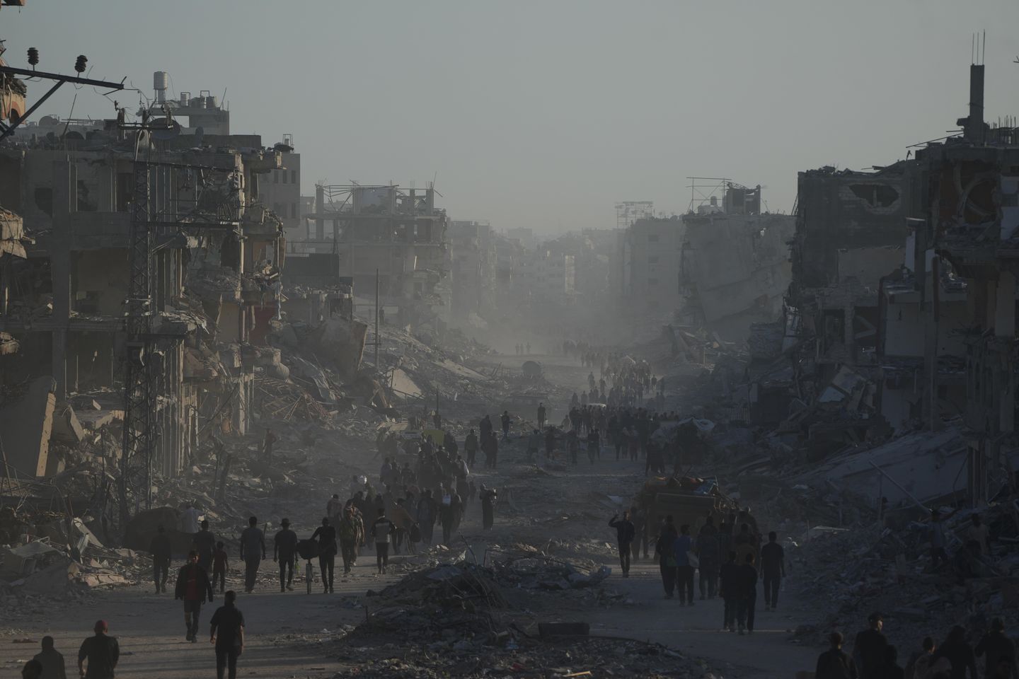 Displaced Palestinians return to Gaza ruins amidst U.S. troops' arrival