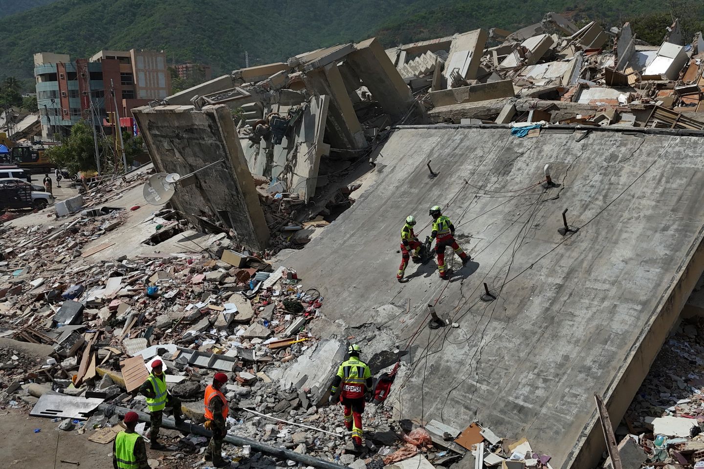 Venezuelans Continue Search in Earthquake Ruins Amid Growing Humanitarian Crisis