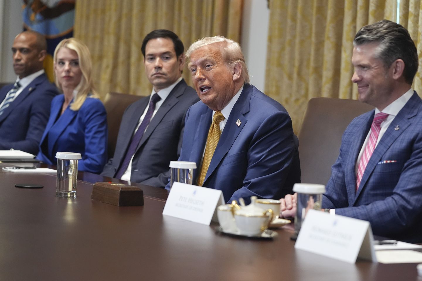 Trump Criticizes Putin Amid Efforts to Resume Weapons Shipments to Ukraine