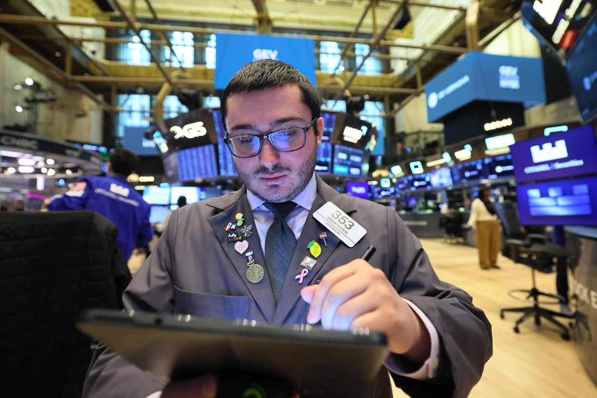 Apple Shines Bright Amid Tariff Concerns