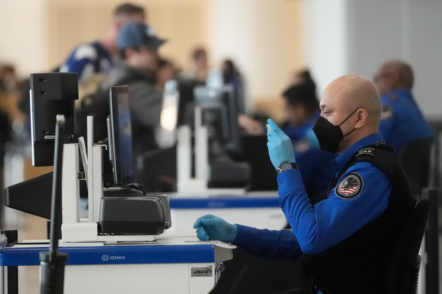 Lawmakers Clash Over DHS Shutdown Impact on Airport Lines