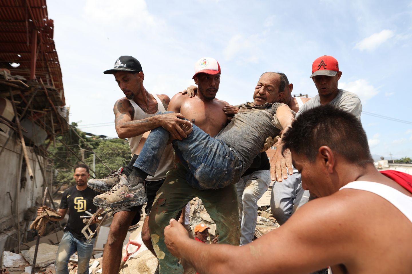 Venezuelans Band Together in Search for Missing Amid Earthquake Tragedy