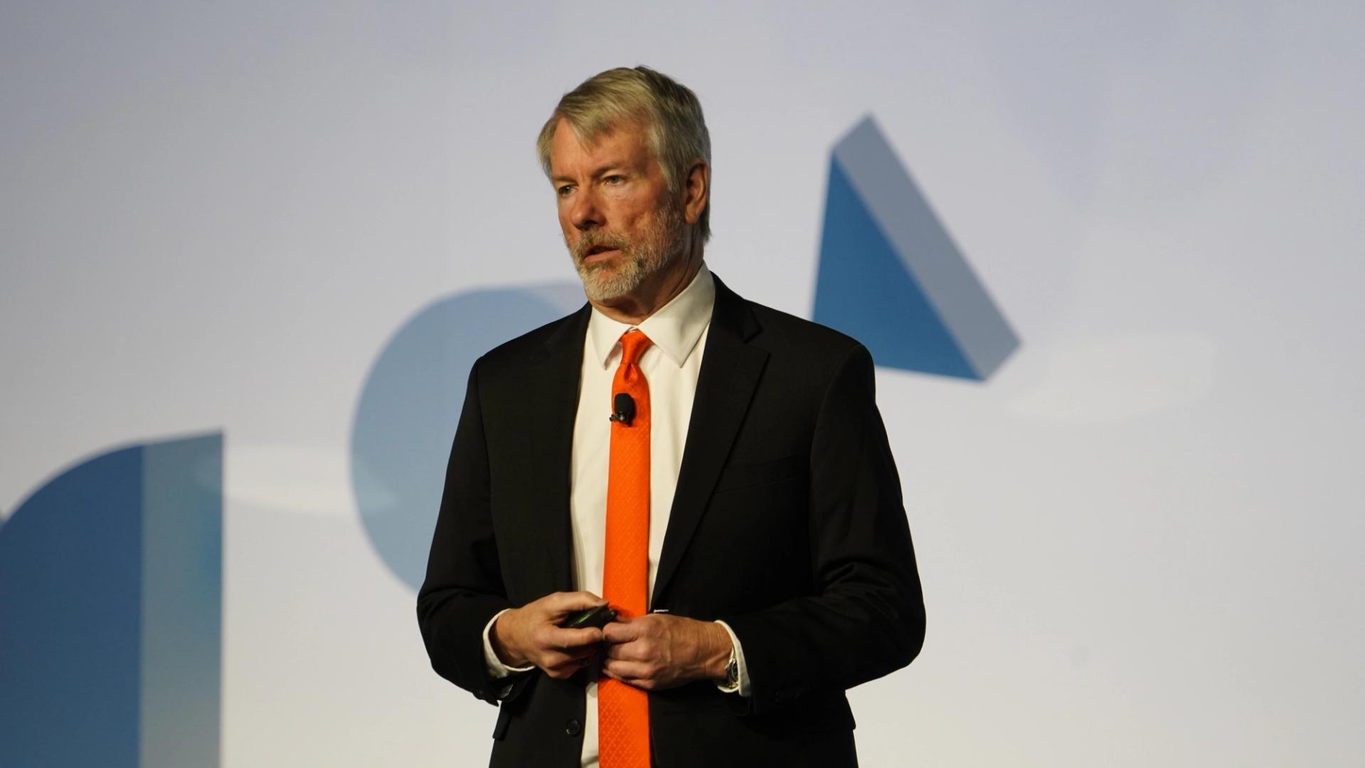 Bitcoin Sales for Dividends: Michael Saylor's Strategy Shift Raises Concerns
