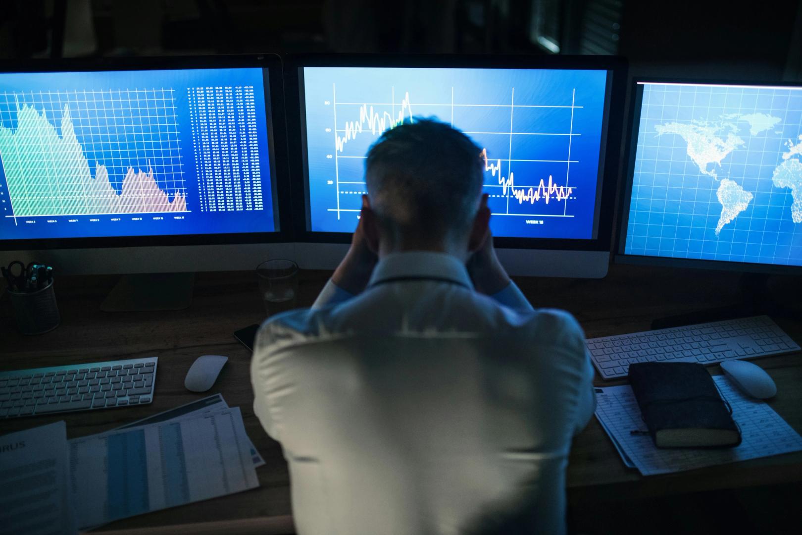 Bitcoin Downtrend Continues, Smart-contract and DeFi Coins Hit Hard