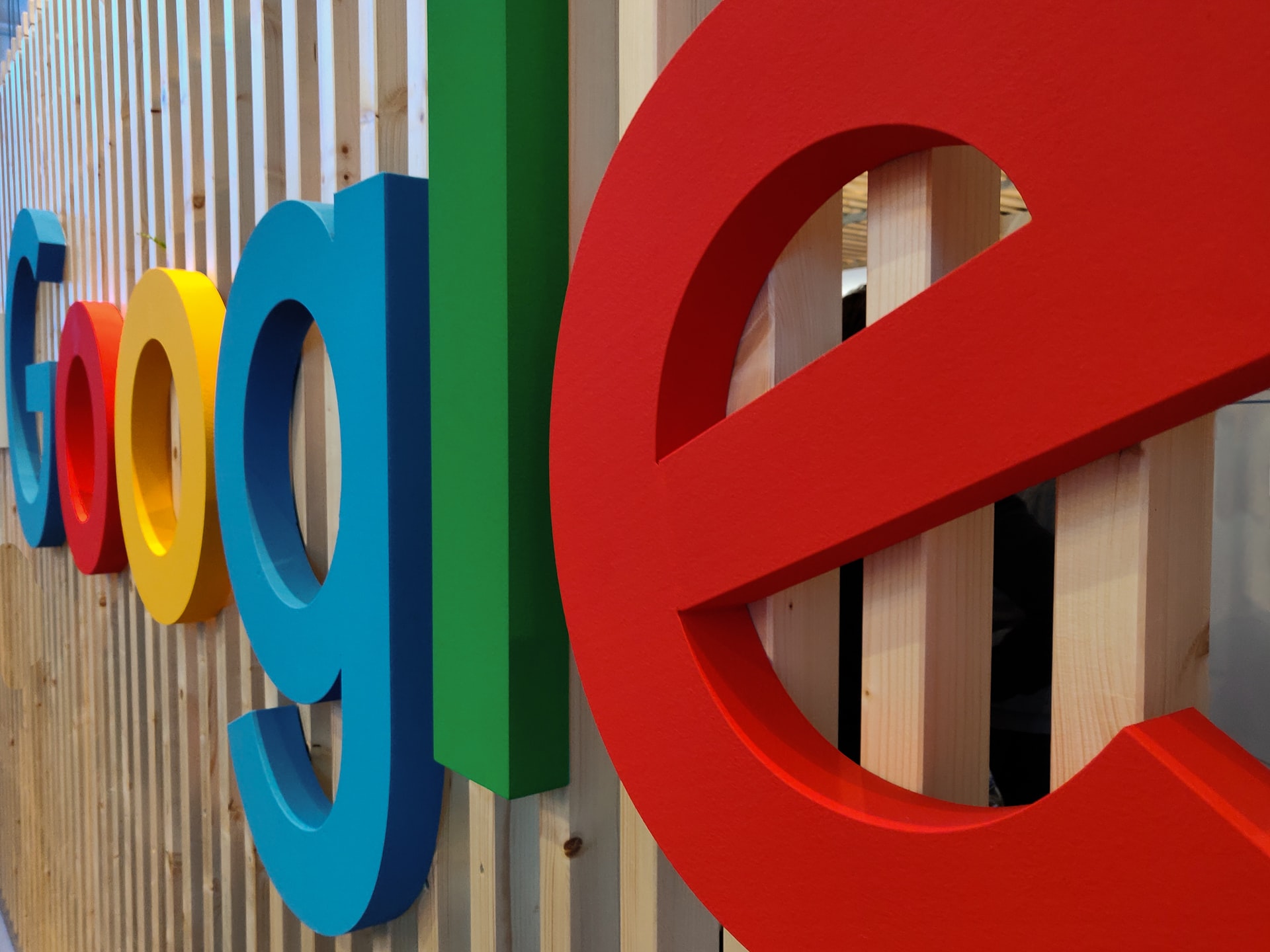 Alphabet (GOOGL) Soars in AI Search and Cloud with BMO Raising Price Target